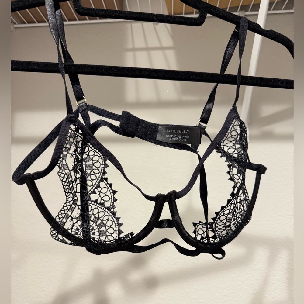 Bluebella lace bra black gently used 34 DD/E